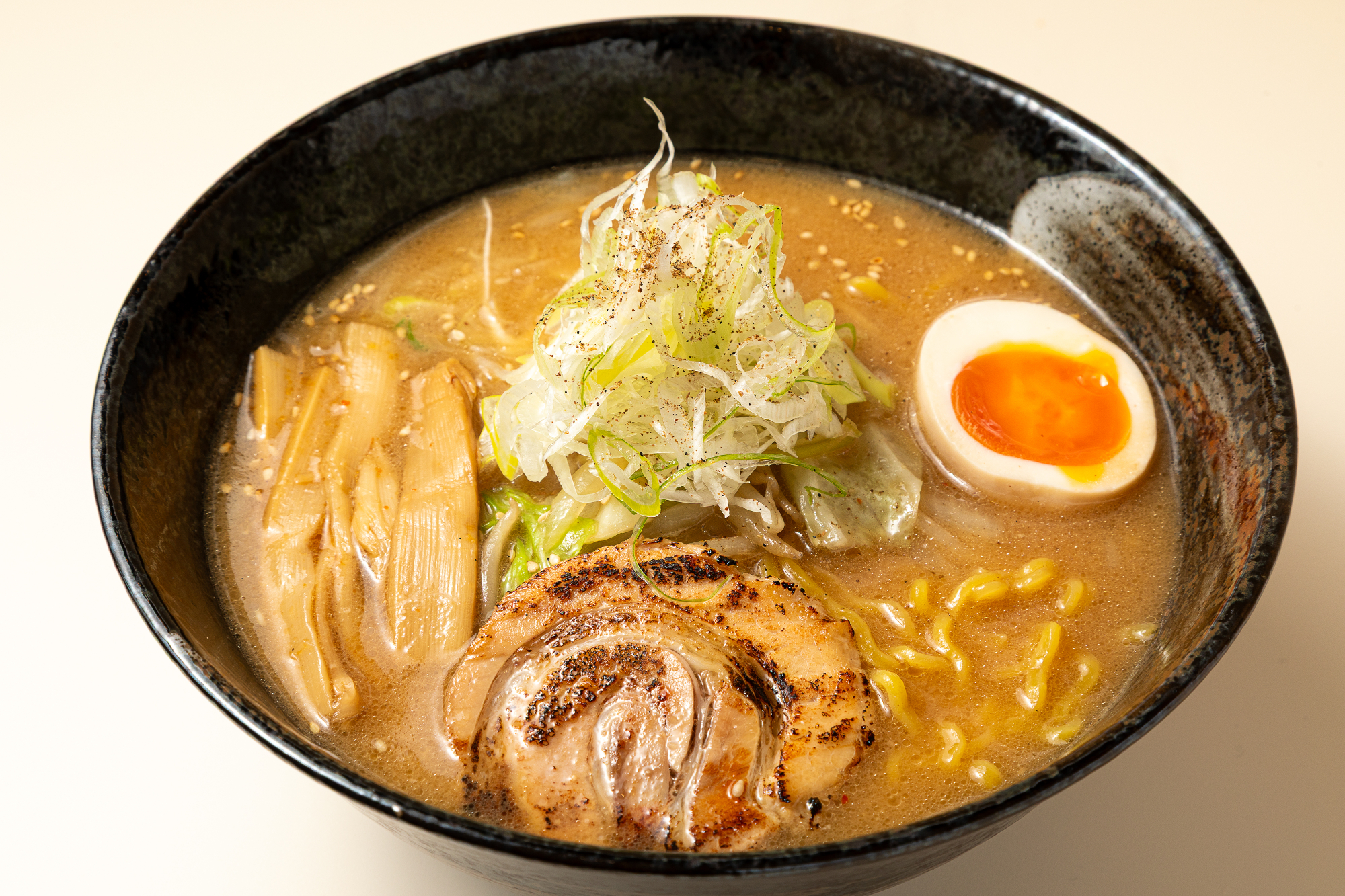 金にく麺太郎｜千歳市のラーメン居酒屋 ― 深夜も営業／〆の鶏ガラ塩